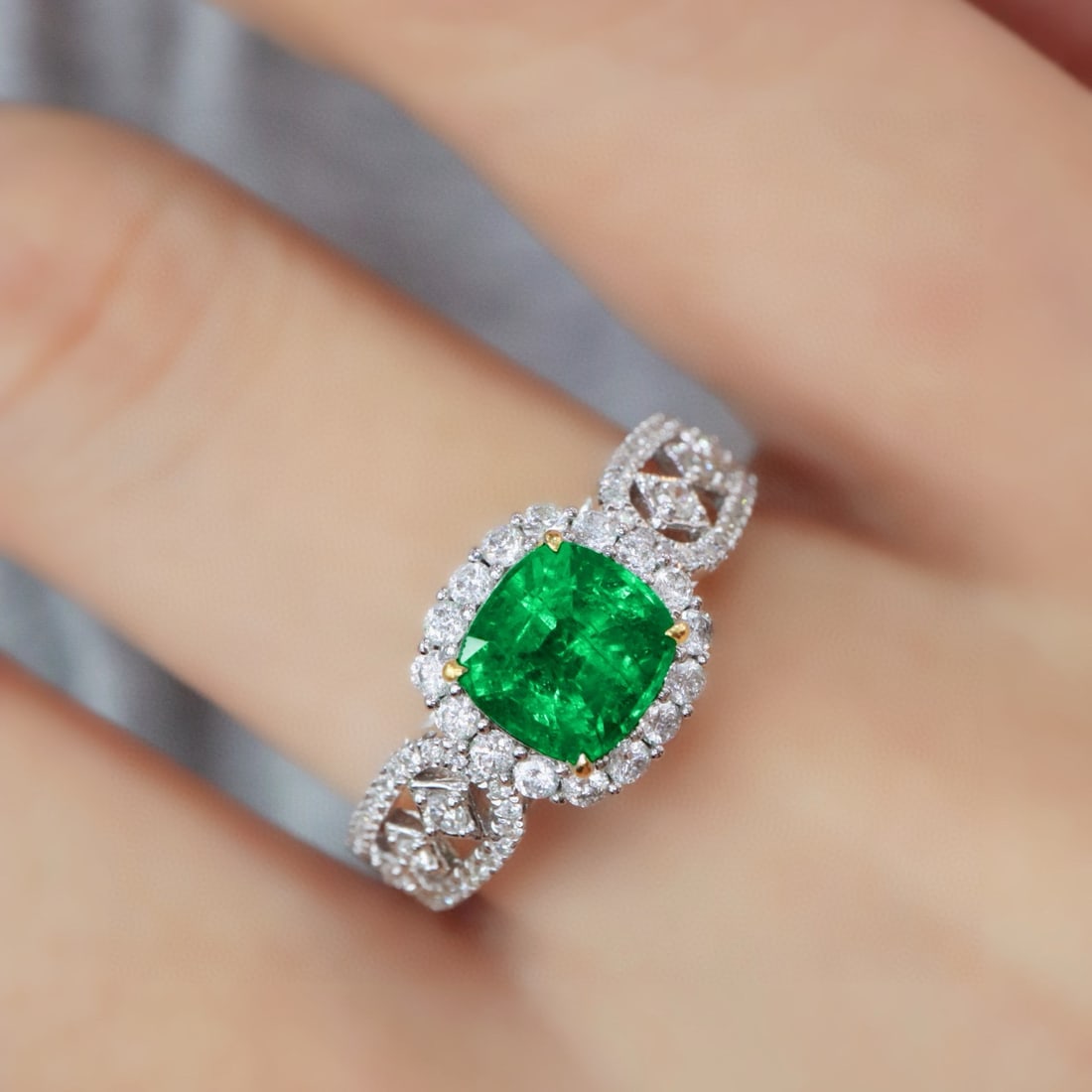 14k Gold 1.71 Ctw Vivid Green Natural Emerald & Diamond Ring - 5
