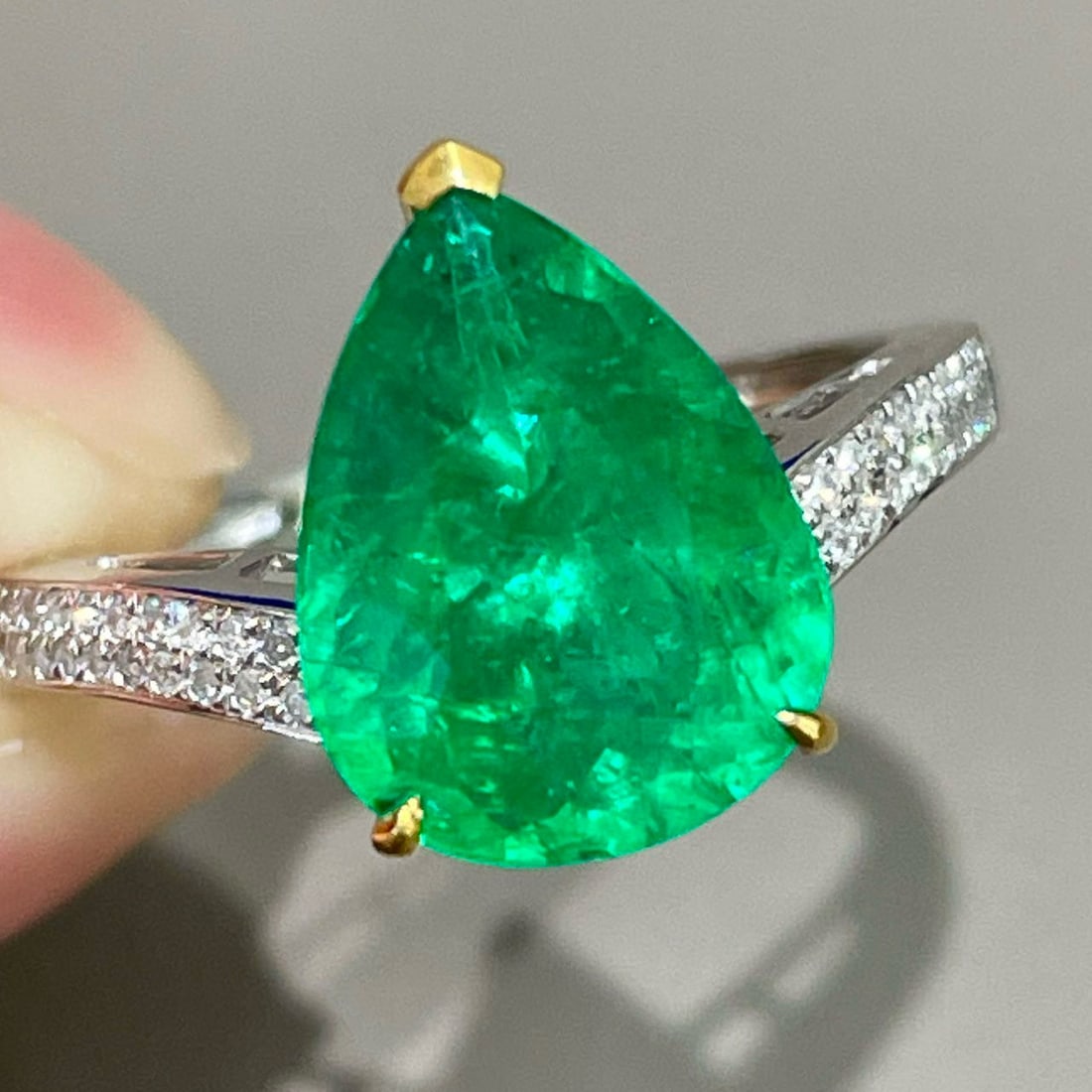 14k Gold 3.17 Ct Vivid Green Natural Emerald & Diamond Ring - 2