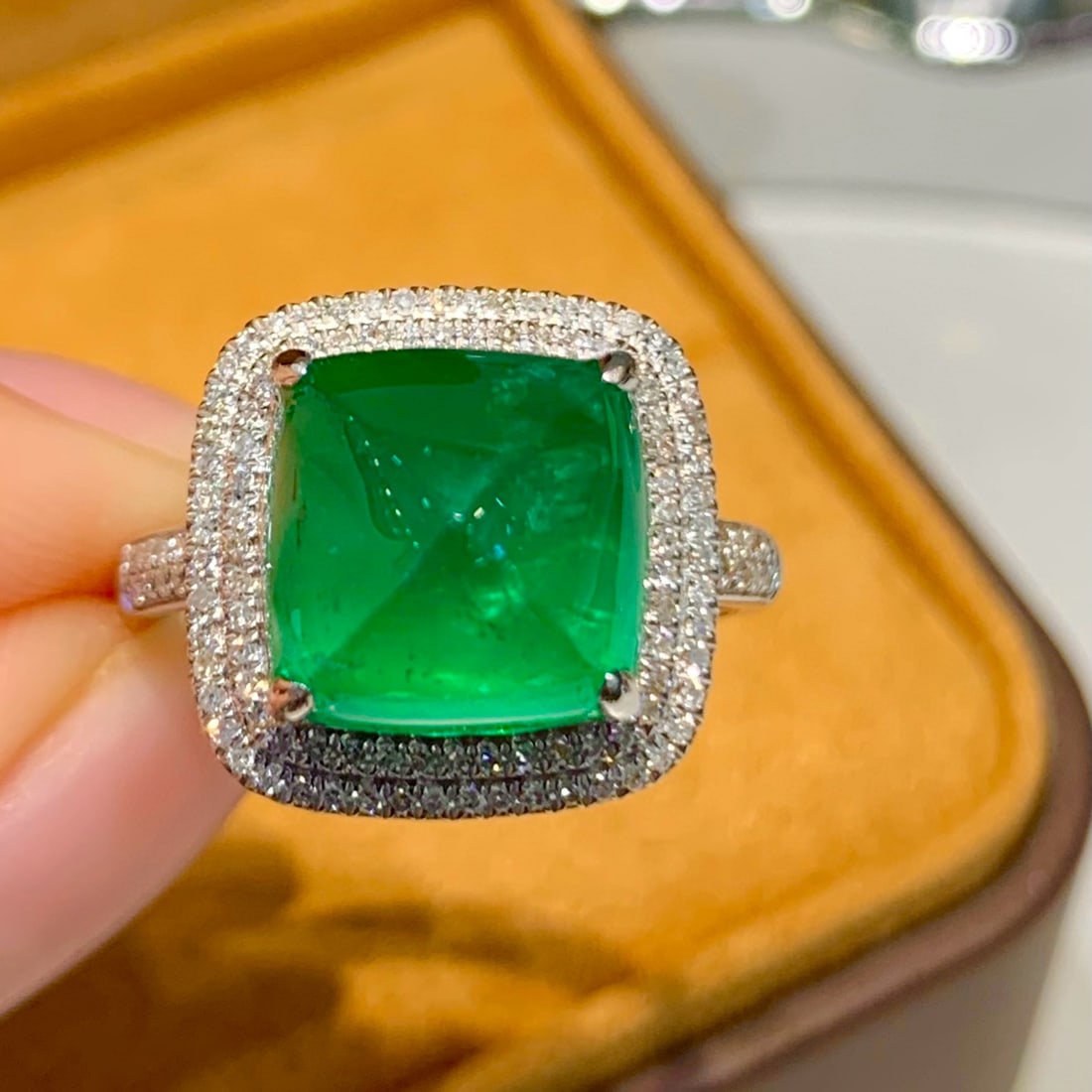 14k Gold 6 Ct Vivid Green Natural Emerald & Diamond Ring - 2
