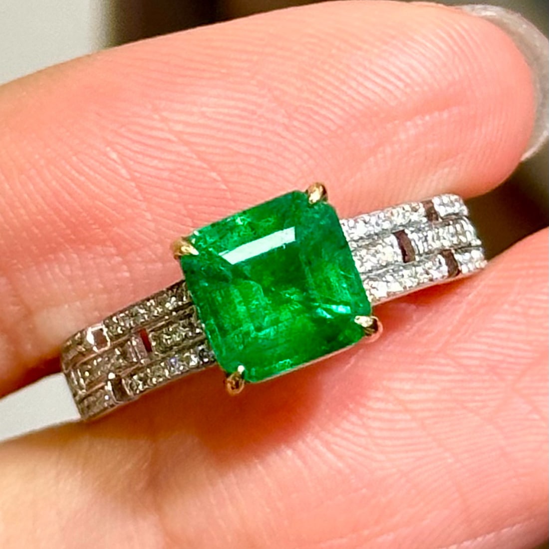 14k Gold 1.8 Ct Vivid Green Natural Emerald & Diamond Ring: Ref:231060190 // gold content:14k gold // ring size:7. 25us // // main gemstone:emerald // shape:octagonal // carat weight:1. 8ct // color:vivid green // treatment:natural // // adjacent gemstone 2 :