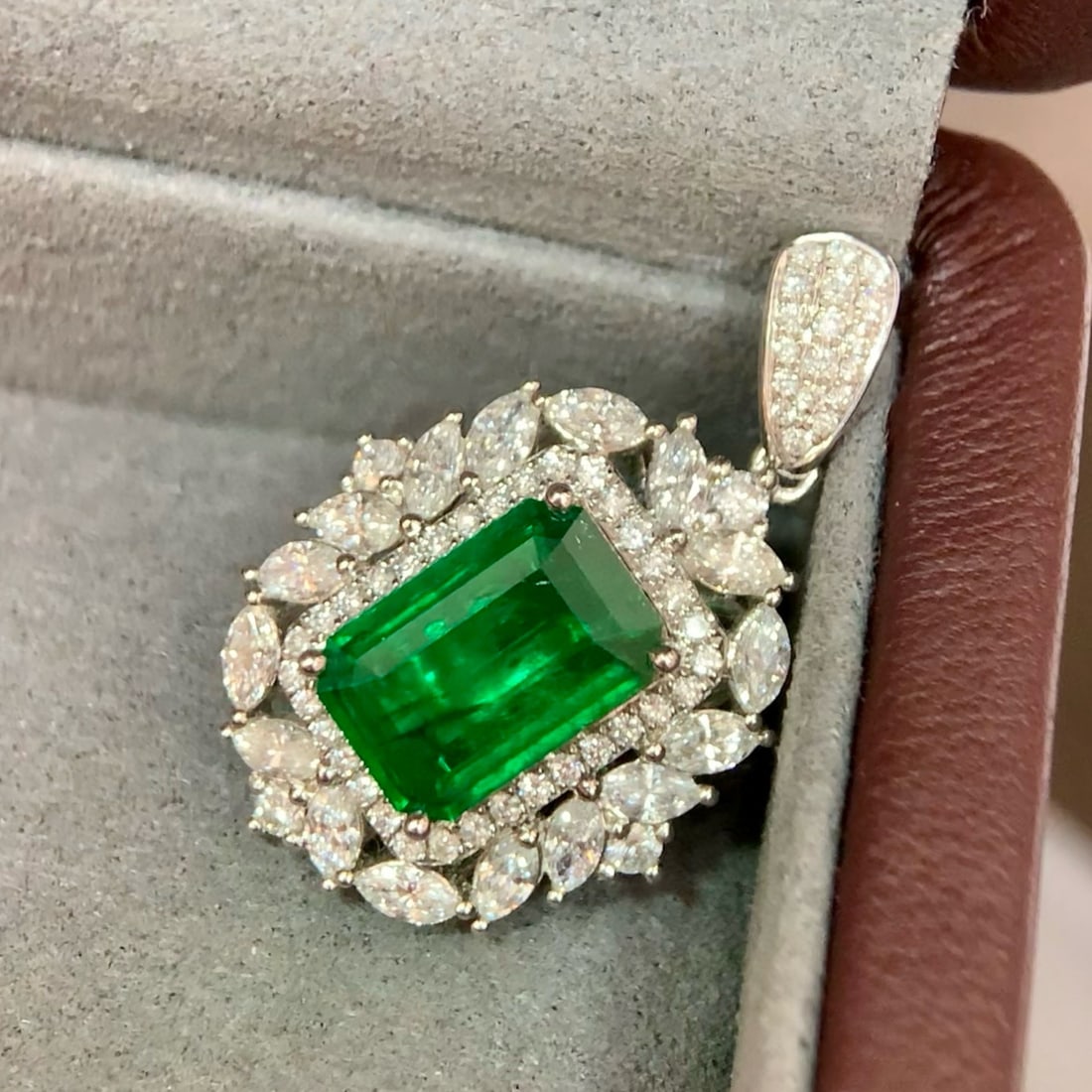 14k Gold 3.22 Ctw Vivid Green Natural Emerald & Diamond Pendant( Without Chain ): Ref:231060196 // gold content:14k gold // main gemstone:emerald // shape:octagonal // carat weight:2. 08ct // color:vivid green // treatment:natural // // adjacent gemstone 2 : diamond // shape:multip