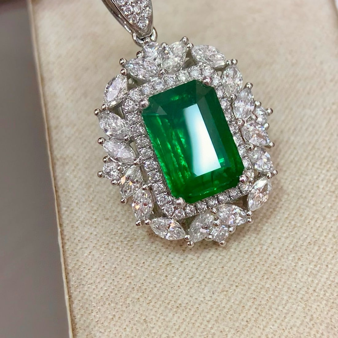 14k Gold 3.22 Ctw Vivid Green Natural Emerald & Diamond Pendant( Without Chain ) - 2