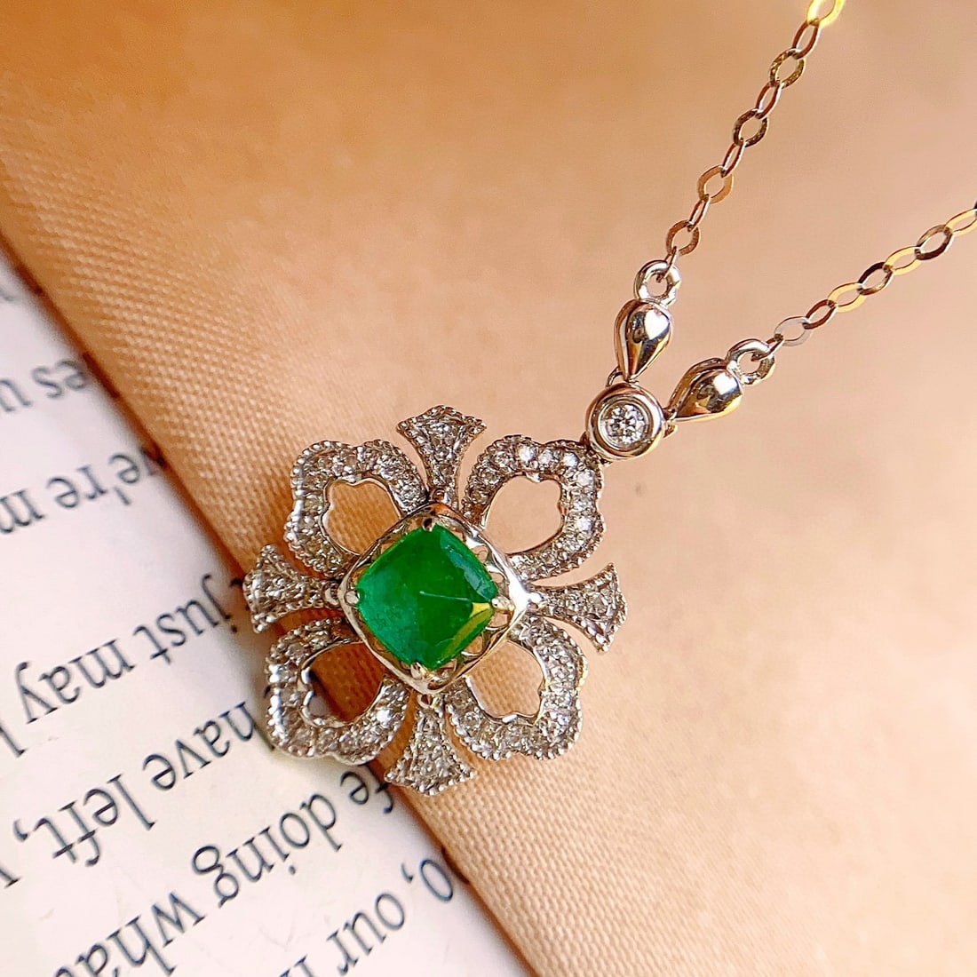 14k Gold 0.60 Ct Vivid Green Natural Emerald & Diamond Necklace - 2