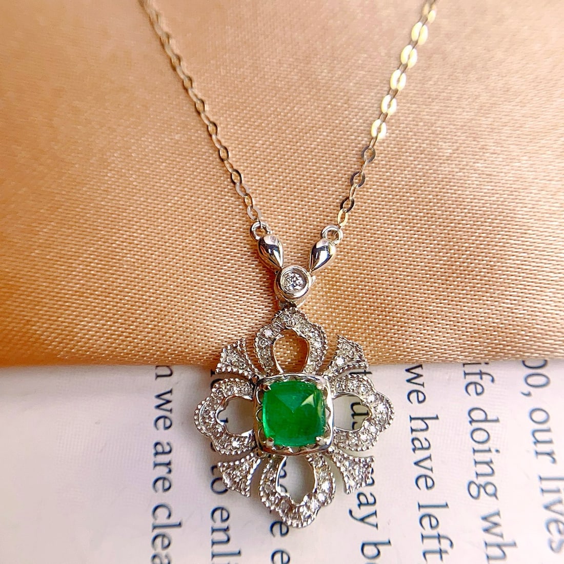 14k Gold 0.60 Ct Vivid Green Natural Emerald & Diamond Necklace - 3