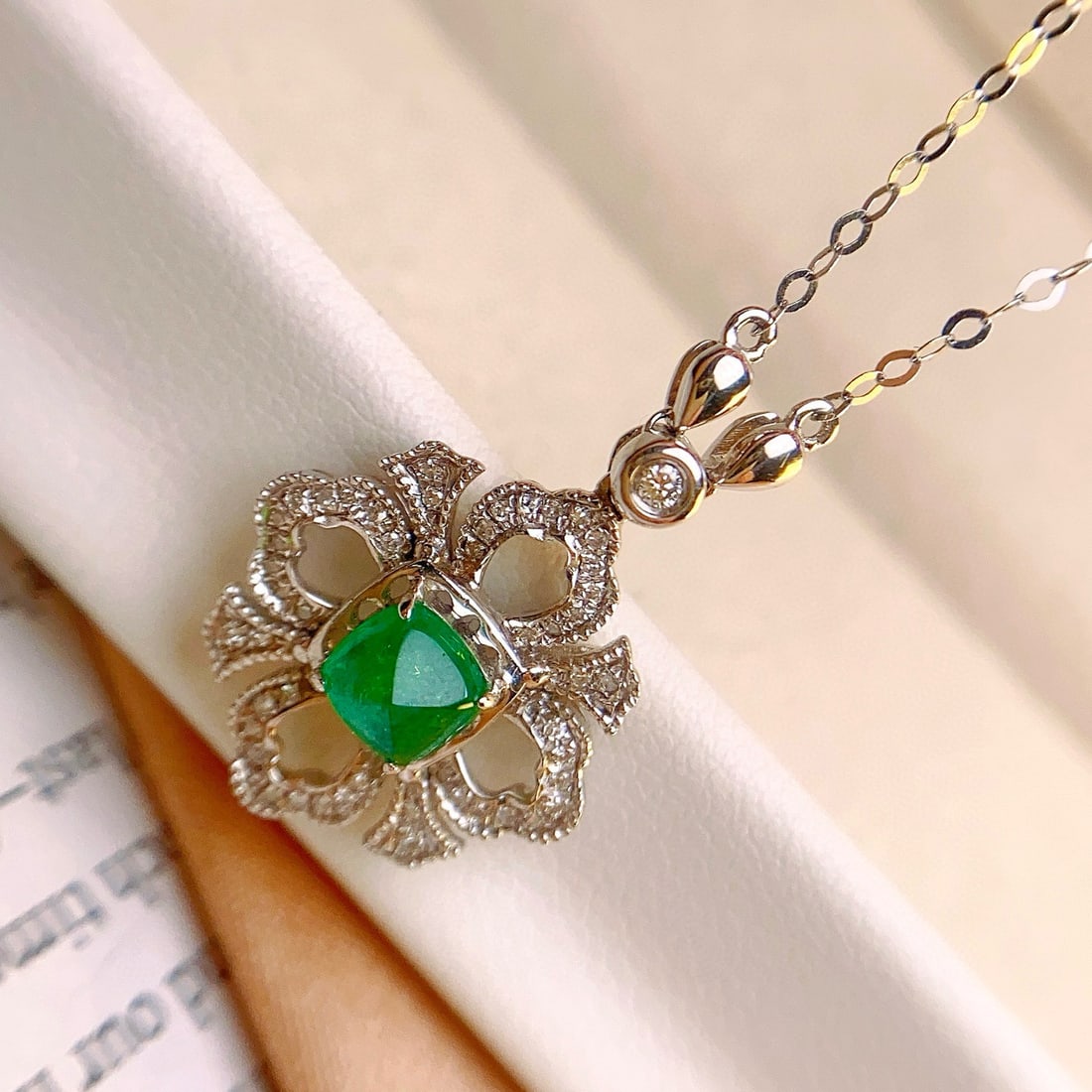 14k Gold 0.60 Ct Vivid Green Natural Emerald & Diamond Necklace - 4