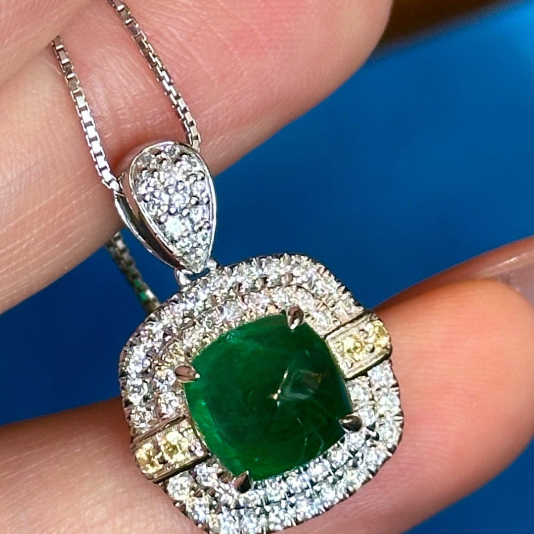 14k Gold 3.02 Ctw Vivid Green Natural Emerald & Diamond Pendant( Without Chain ): Ref:231060206 // gold content:14k gold // main gemstone:emerald // shape:sugar-loaf // carat weight:2. 64ct // color:vivid green // treatment:natural // // adjacent gemstone 2 : diamond // shape:round