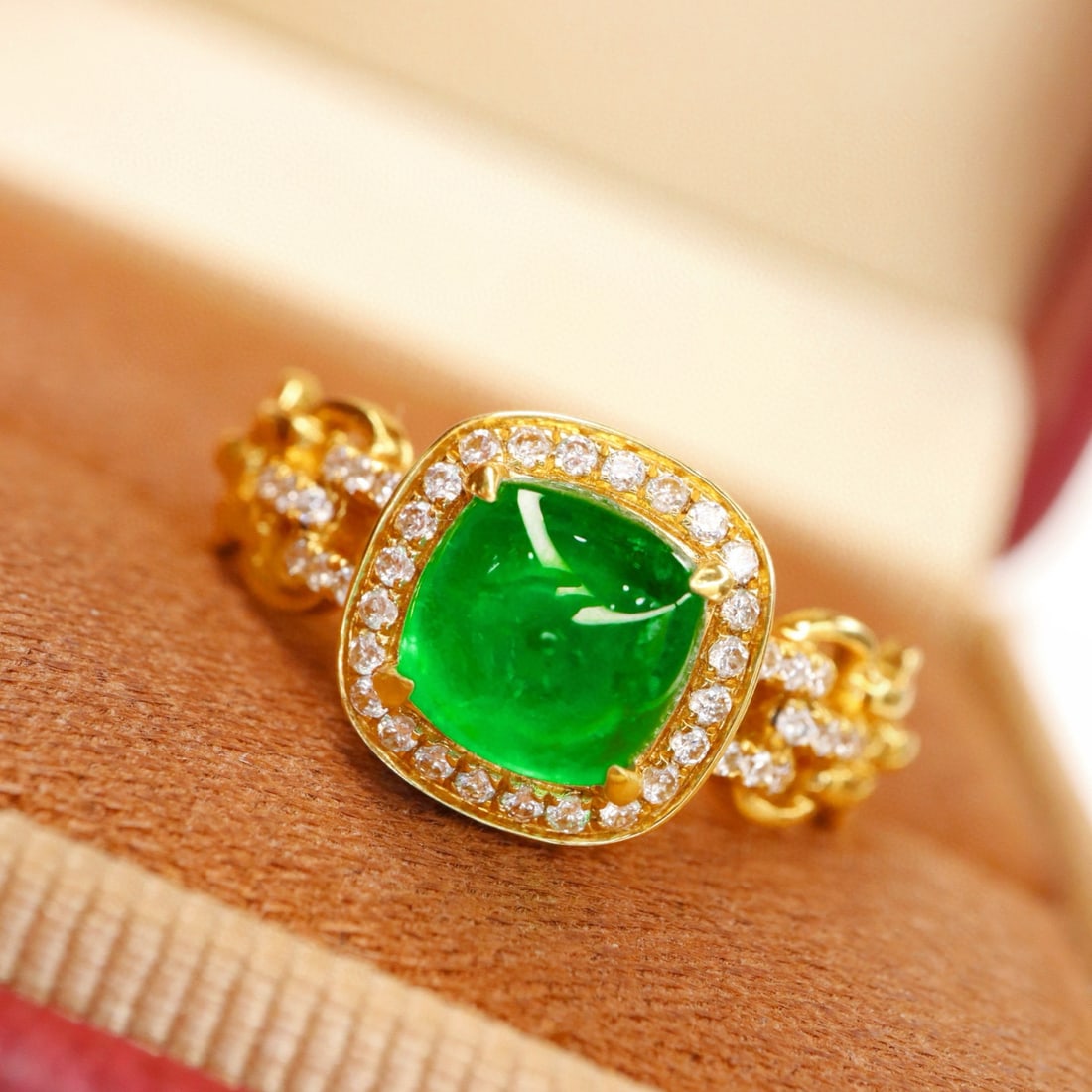 14k Gold 1.50 Ctw Vivid Green Natural Emerald & Diamond Ring: Ref:231060218 // gold content:14k gold // ring size:7. 25us // // main gemstone:emerald // shape:sugar-loaf // carat weight:1. 30ct // color:vivid green // treatment:natural // // adjacent gemstone 2 