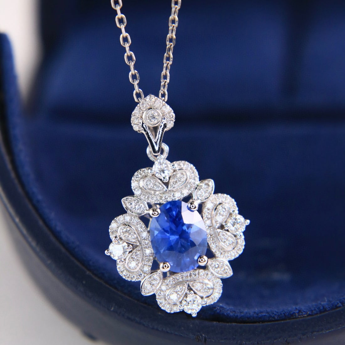 14k Gold 2.04 Ctw Natural Sapphire & Diamond Necklace: Ref:231060246 // gold content:14k gold // main gemstone:sapphire // shape:oval // carat weight:1. 57ct // color:cornflower blue // treatment:natural // // adjacent gemstone 2 : diamond // shape:round 