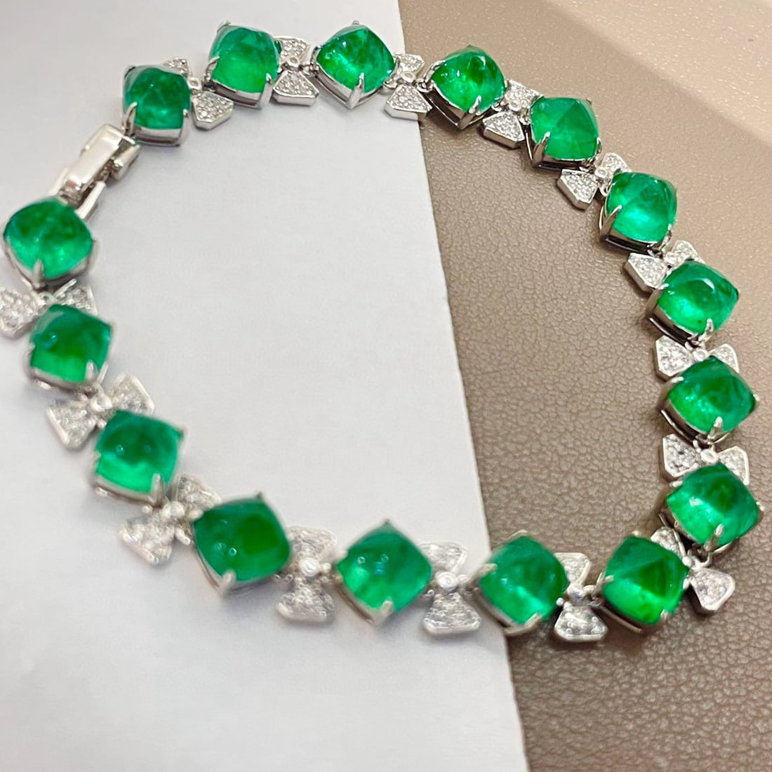 14k Gold 21 Ct Vivid Green Natural Emerald & Diamond Bracelet: Ref:231060288 // gold content:14k gold // main gemstone:emerald // shape:sugar-loaf // carat weight:21ct // color:vivid green // treatment:natural // // adjacent gemstone 2 : diamond // shape:round //