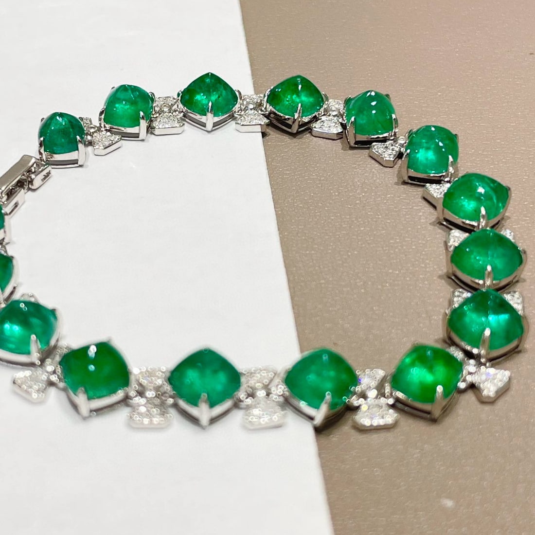14k Gold 21 Ct Vivid Green Natural Emerald & Diamond Bracelet - 2