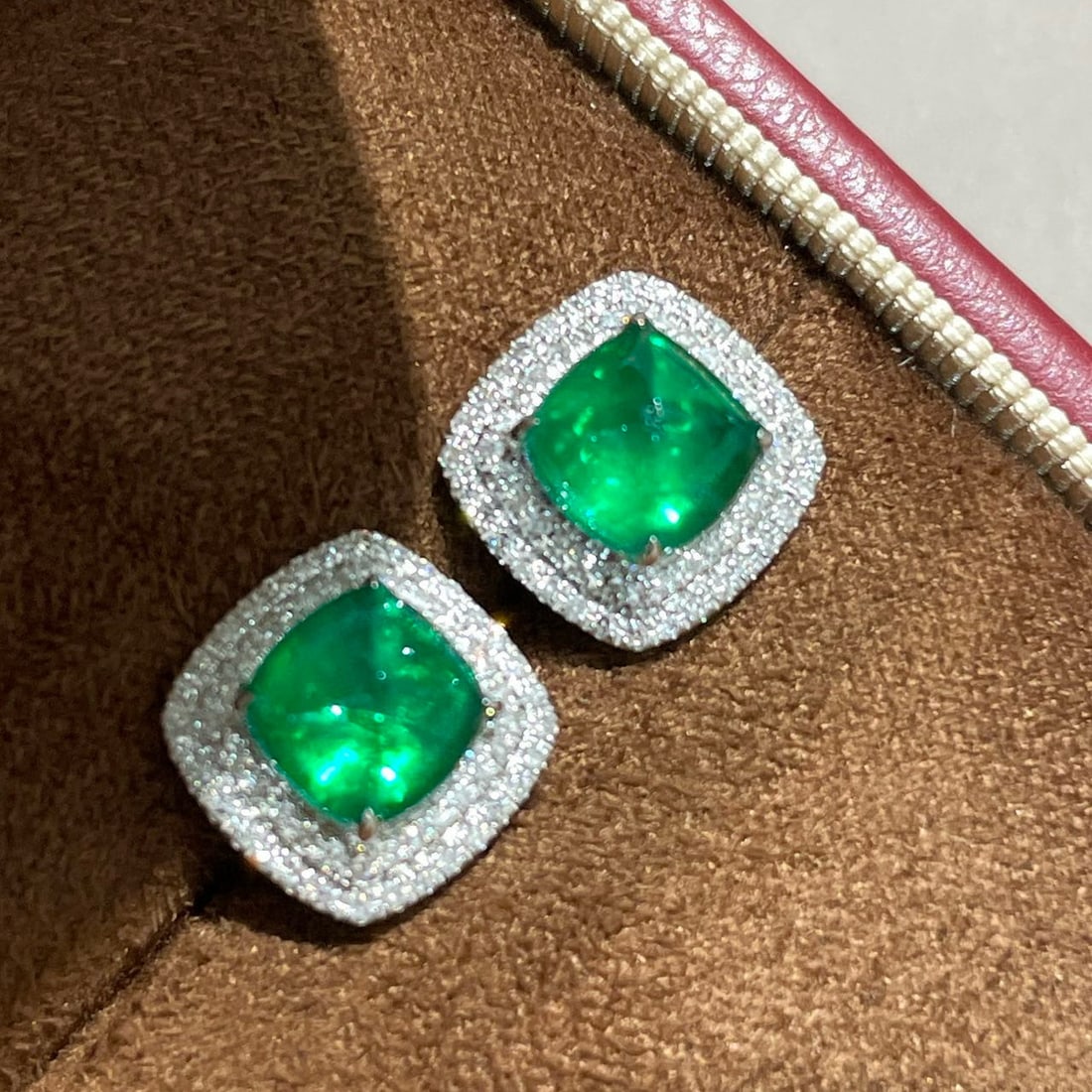 14k Gold 2.8 Ct Vivid Green Natural Emerald & Diamond Earrings: Ref:231060296 // gold content:14k gold // main gemstone:emerald // shape:sugar-loaf // carat weight:2. 8ct // color:vivid green // treatment:natural // // adjacent gemstone 2 : diamond // shape:round