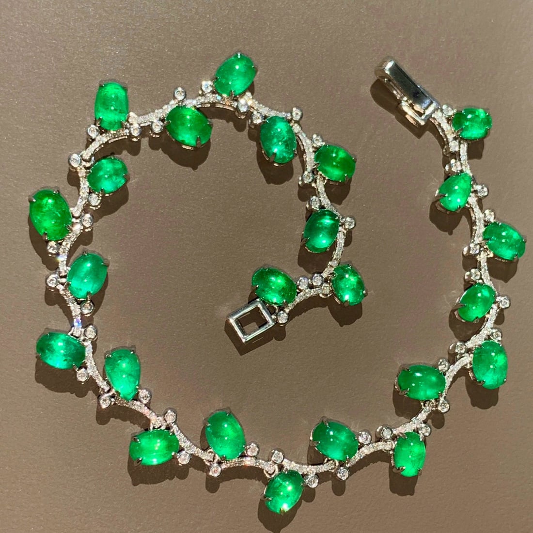 14k Gold 9 Ct Vivid Green Natural Emerald & Diamond Bracelet: Ref:231060297 // gold content:14k gold // main gemstone:emerald // shape:multiply // carat weight:9ct // color:vivid green // treatment:natural // // adjacent gemstone 2 : diamond // shape:round //