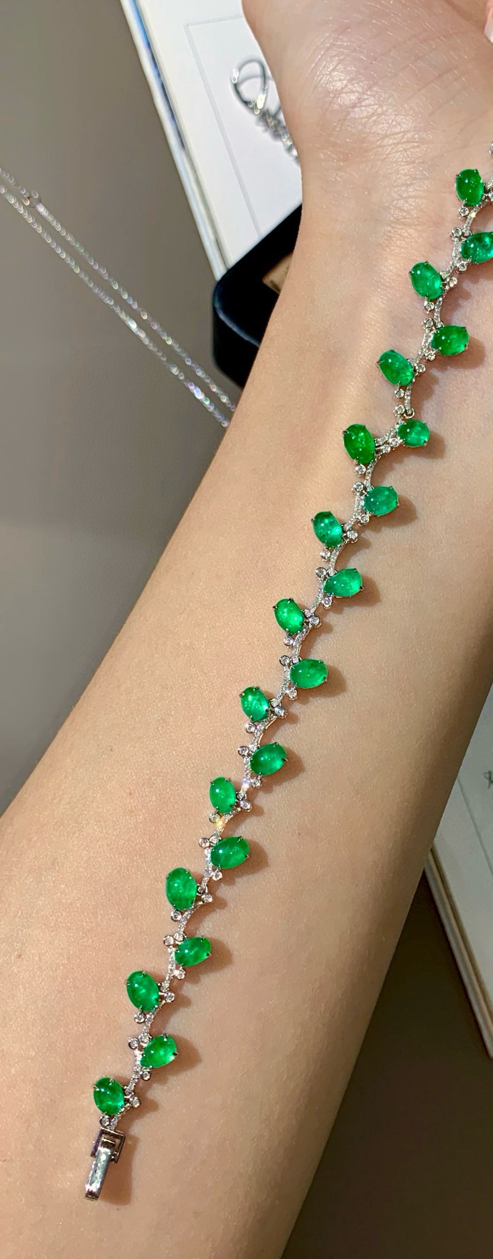 14k Gold 9 Ct Vivid Green Natural Emerald & Diamond Bracelet - 2