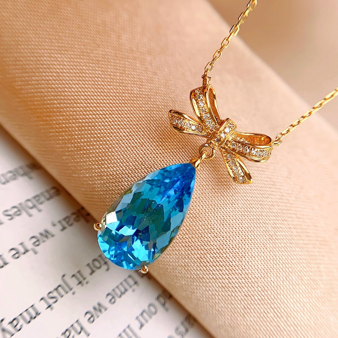 14k Gold 5.50 Ct Natural Topaz & Diamond Necklace: Ref:231060309 // gold content:14k gold // main gemstone:topaz // shape:pear // carat weight:5. 50ct // color:blue // treatment:natural // // adjacent gemstone 2 : diamond // number of stones:28 //