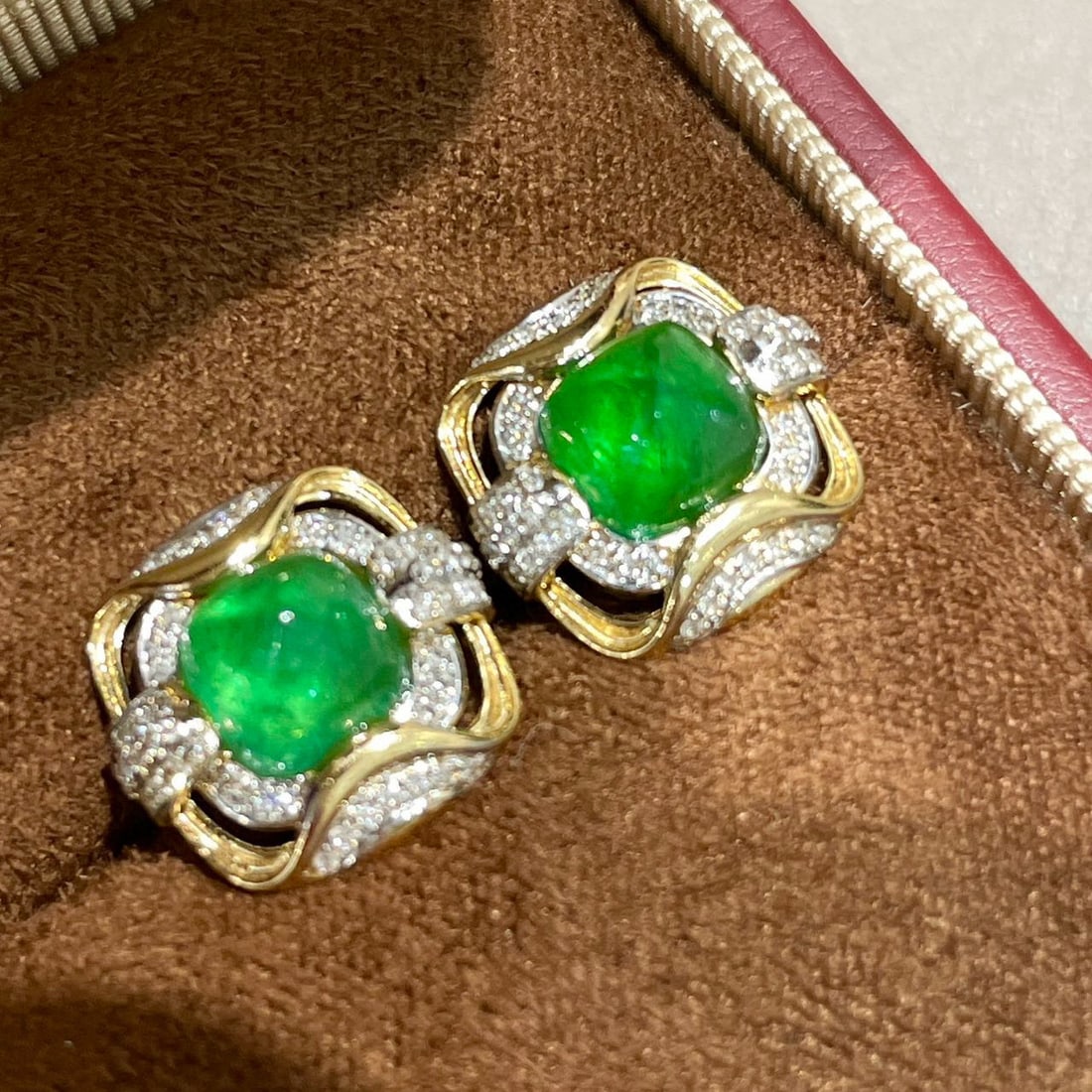 14k Gold 3 Ct Vivid Green Natural Emerald & Diamond Earrings: Ref:231060310 // gold content:14k gold // main gemstone:emerald // shape:sugar-loaf // carat weight:3ct // color:vivid green // treatment:natural // // adjacent gemstone 2 : diamond // shape:round //