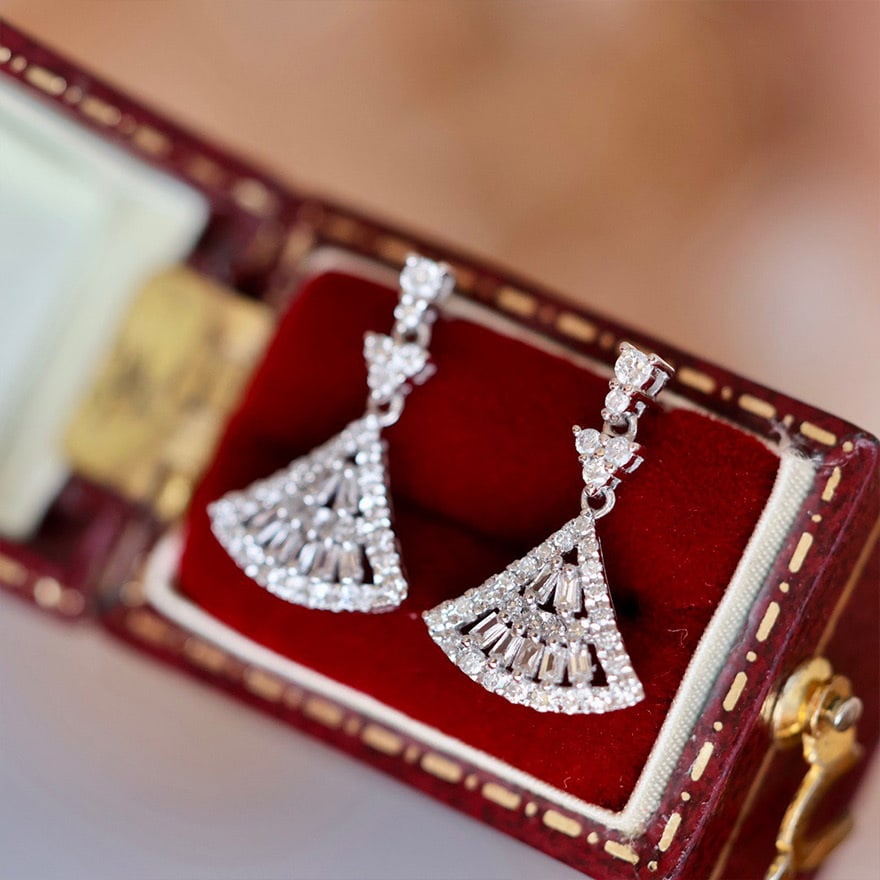 14k Gold 0.43 Ct Natural H Diamond Earrings: Ref:231060319 // gold content:14k gold // main gemstone:diamond // shape:multiply // carat weight:0. 43ct // clarity grade:vs-si // color:h // treatment:natural // Low Estimate: 2600 High Estimate:
