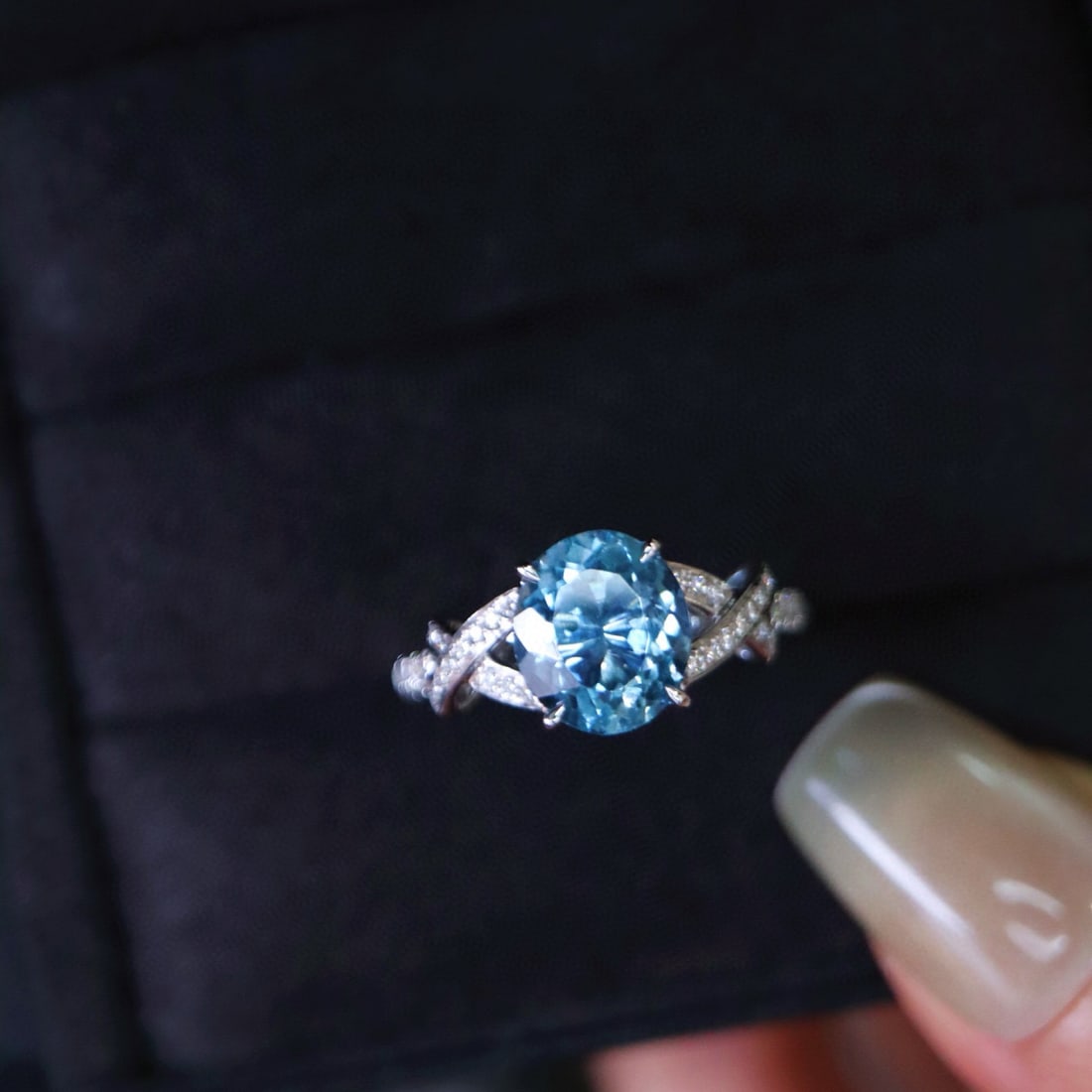 14k Gold 2.23 Ctw Natural Aquamarine & Diamond Ring: Ref:231060356 // gold content:14k gold // ring size:7. 25us // // main gemstone:aquamarine // shape:oval // carat weight:2. 00ct // color:santa maria color // treatment:natural // // adjacent