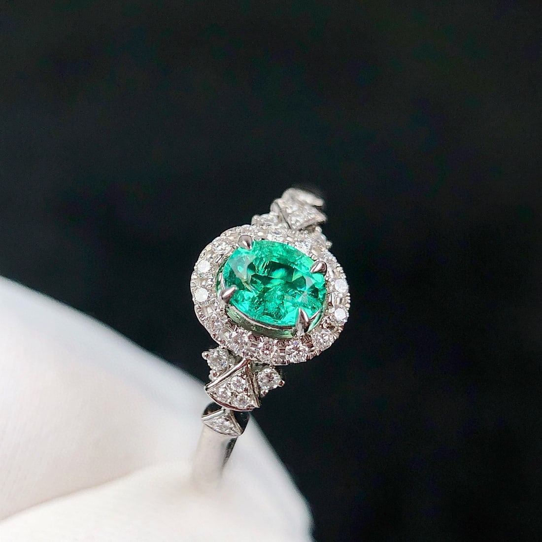 14k Gold 0.42 Ctw Natural Emerald & Diamond Ring: Ref:231060365 // gold content:14k gold // ring size:7. 25us // // main gemstone:emerald // shape:oval // carat weight:0. 31ct // color:green // treatment:natural // // adjacent gemstone 2 : diamond