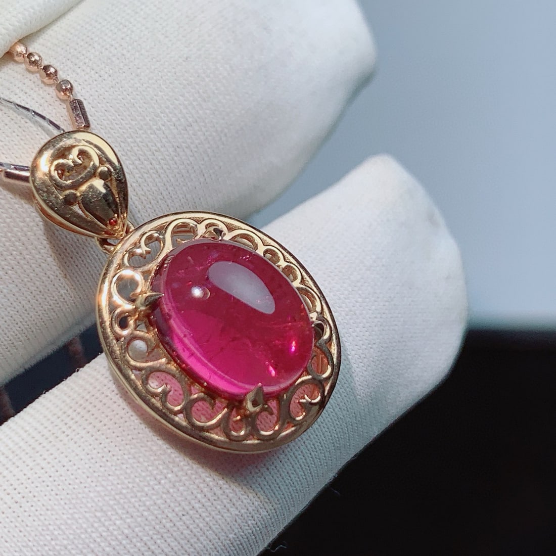 14k Gold 3.55 Ct Natural Tourmaline Pendant( Without Chain ): Ref:231060379 // gold content:14k gold // main gemstone:tourmaline // shape:oval // carat weight:3. 55ct // color:red // treatment:natural // High Estimate: 3300 Low Estimate: 2200 Condition: New