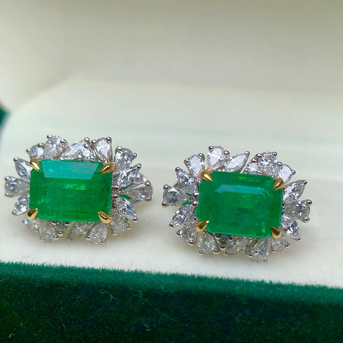 14k Gold 4.46 Ctw Vivid Green Natural Emerald & Diamond Earrings: Ref:231060387 // gold content:14k gold // main gemstone:emerald // shape:octagonal // carat weight:3. 39ct // color:vivid green // treatment:natural // // adjacent gemstone 2 : diamond // shape:multip