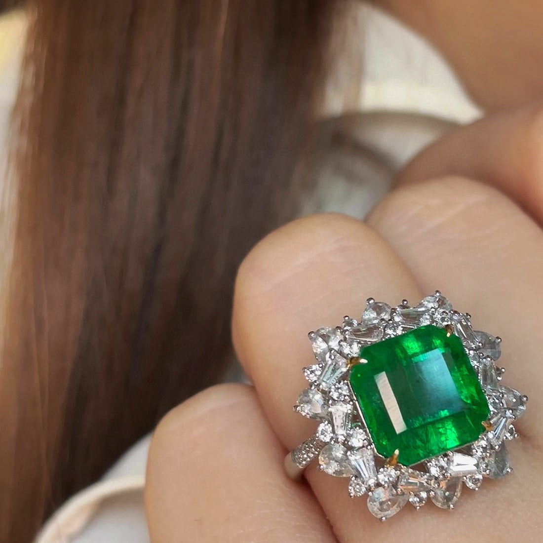 14k Gold 5.77 Ct Vivid Green Natural Emerald & Diamond & Sapphire Ring - 2