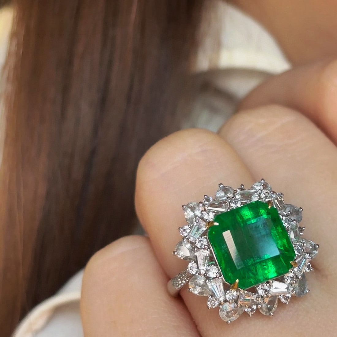 14k Gold 5.77 Ct Vivid Green Natural Emerald & Diamond & Sapphire Ring - 3