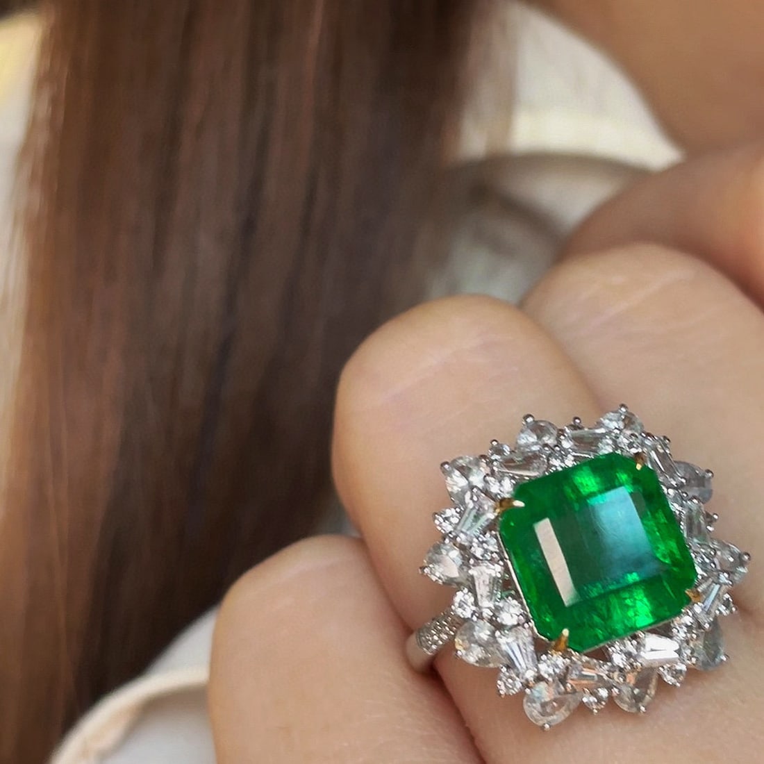 14k Gold 5.77 Ct Vivid Green Natural Emerald & Diamond & Sapphire Ring - 4