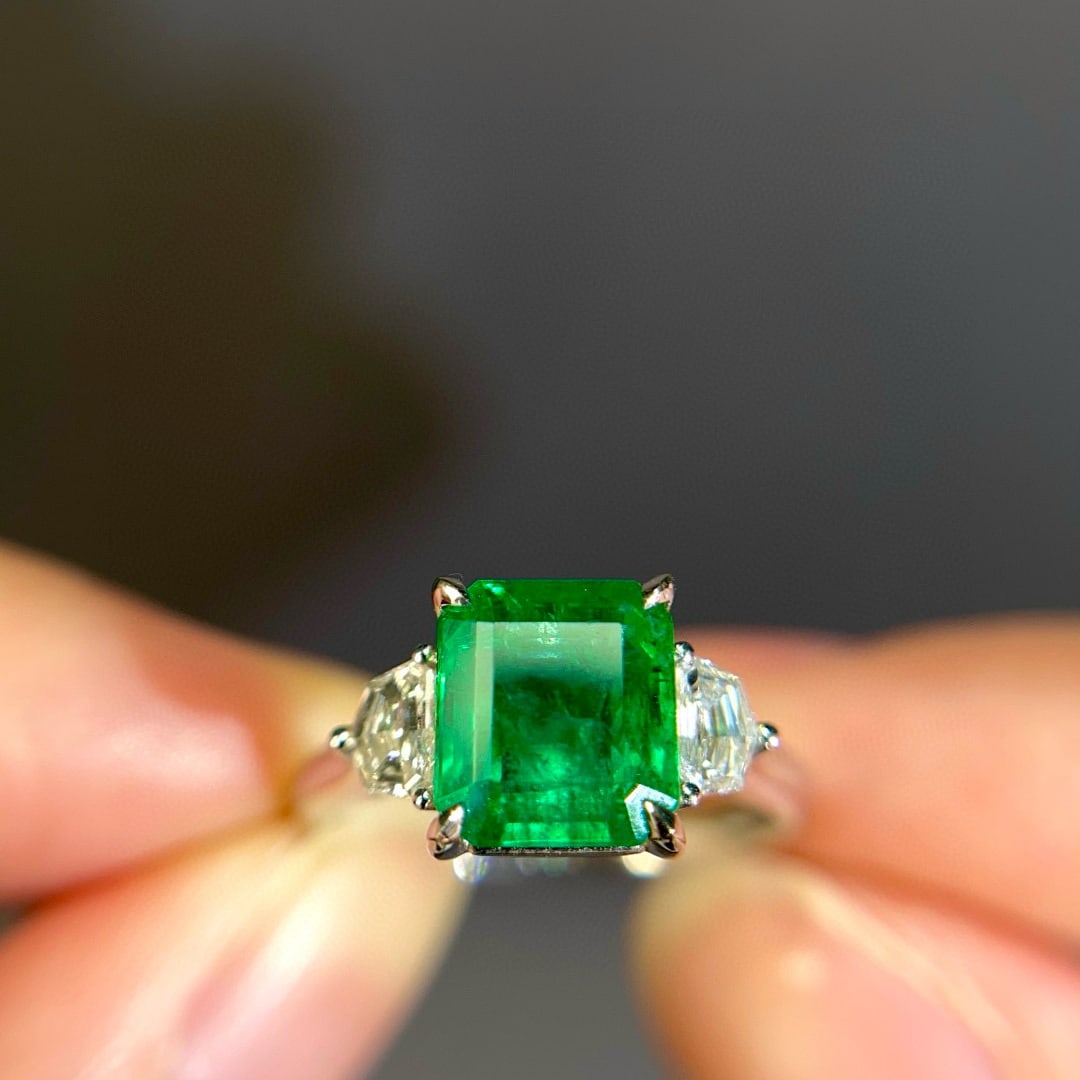 14k Gold 3.07 Ctw Vivid Green Natural Emerald & Diamond Ring: Ref:231060411 // gold content:14k gold // ring size:7. 25us // // main gemstone:emerald // shape:octagonal // carat weight:2. 65ct // color:vivid green // treatment:natural // // adjacent gemstone 2