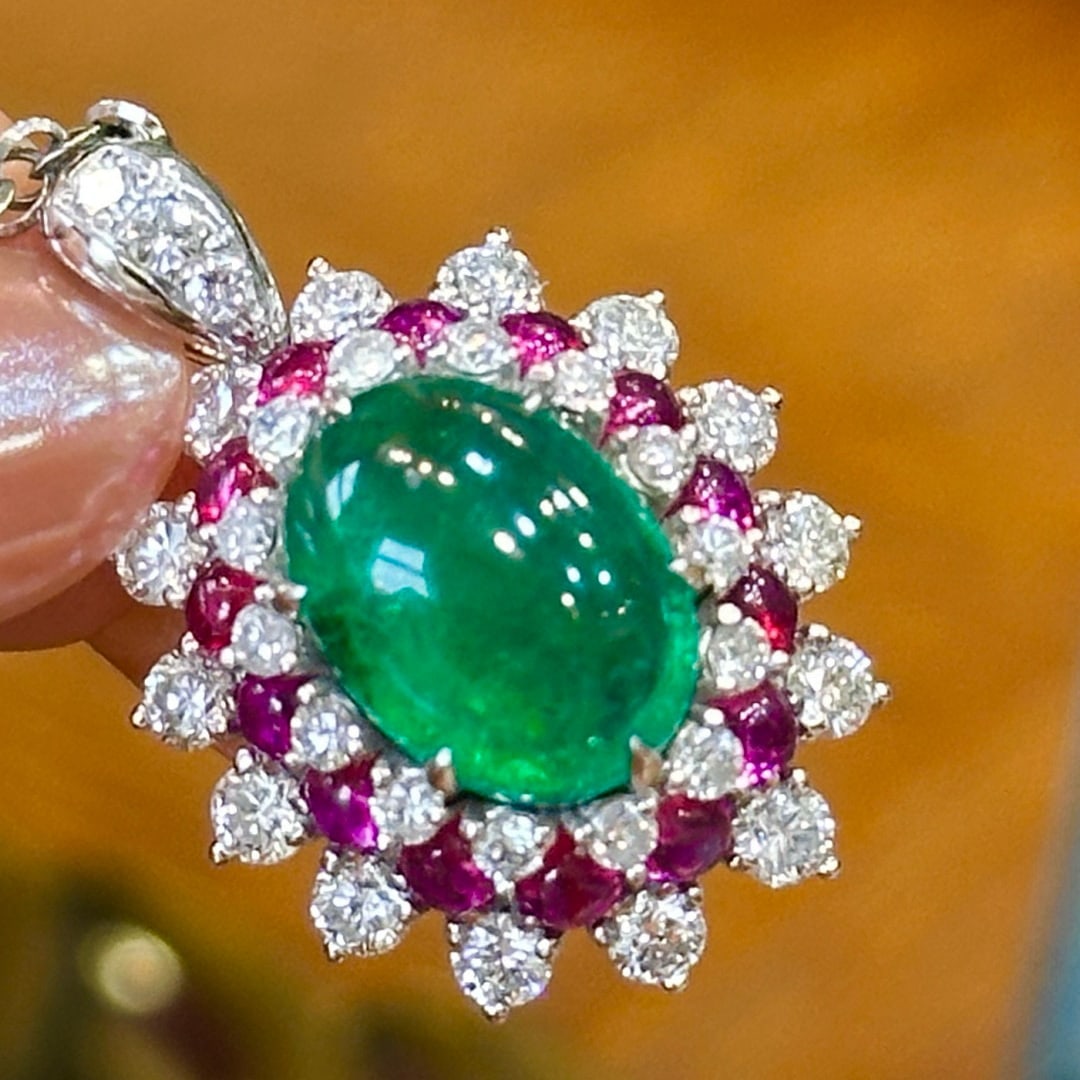 14k Gold 4.90 Ctw Vivid Green Natural Emerald & Diamond Pendant( Without Chain ): Ref:231060413 // gold content:14k gold // main gemstone:emerald // shape:oval // carat weight:3. 61ct // color:vivid green // treatment:natural // // adjacent gemstone 2 : diamond // shape:round // ca