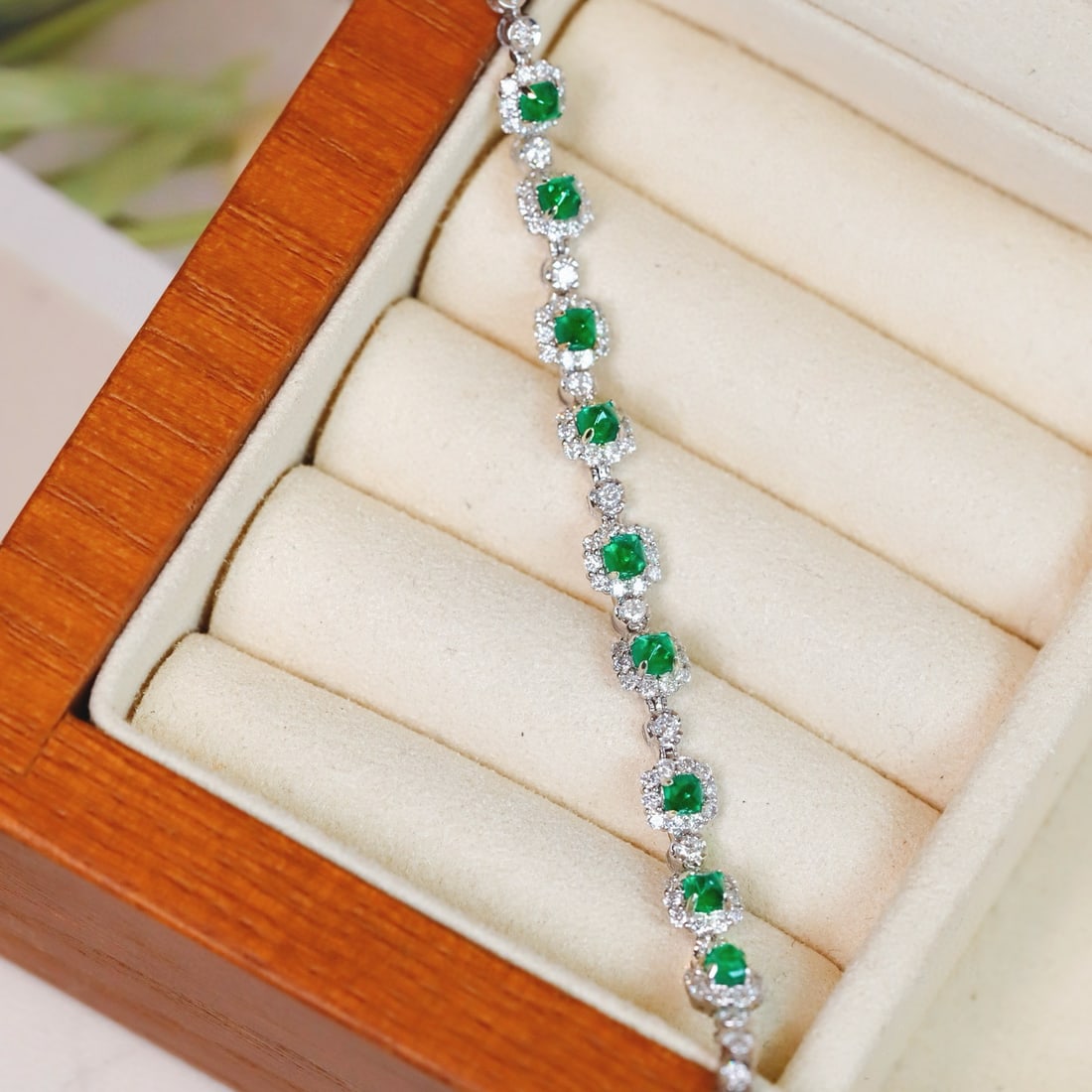 14k Gold 2.13 Ctw Vivid Green Natural Emerald & Diamond Bracelet: Ref:231060417 // gold content:14k gold // main gemstone:emerald // shape:sugar-loaf // carat weight:1. 05ct // color:vivid green // treatment:natural // // adjacent gemstone 2 : diamond //