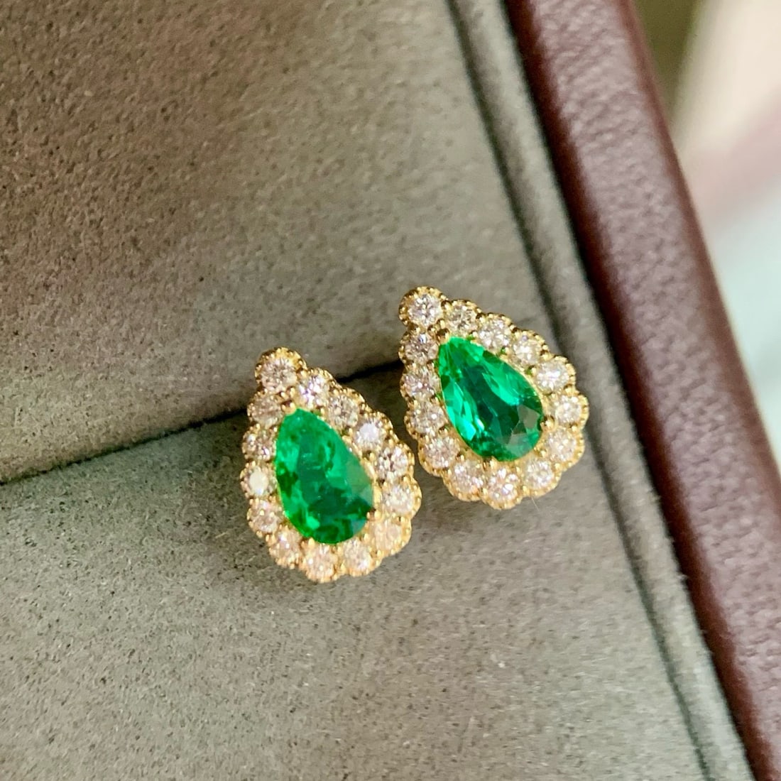 14k Gold 1.03 Ctw Natural Emerald & Diamond Earrings: Ref:231060427 // gold content:14k gold // main gemstone:emerald // shape:pear // carat weight:0. 69ct // color:green // treatment:natural // // adjacent gemstone 2 : diamond // shape:round // carat we