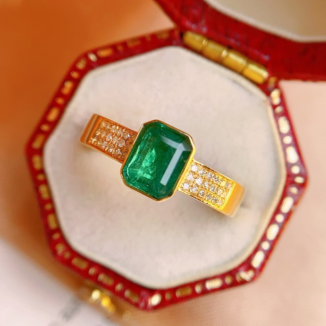 14k Gold 0.85 Ct Vivid Green Natural Emerald & Diamond Ring - 2