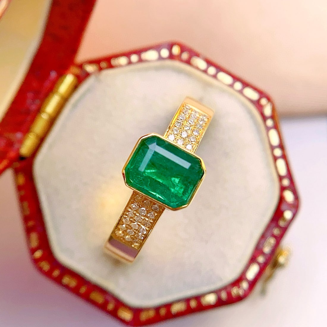 14k Gold 0.85 Ct Vivid Green Natural Emerald & Diamond Ring - 4