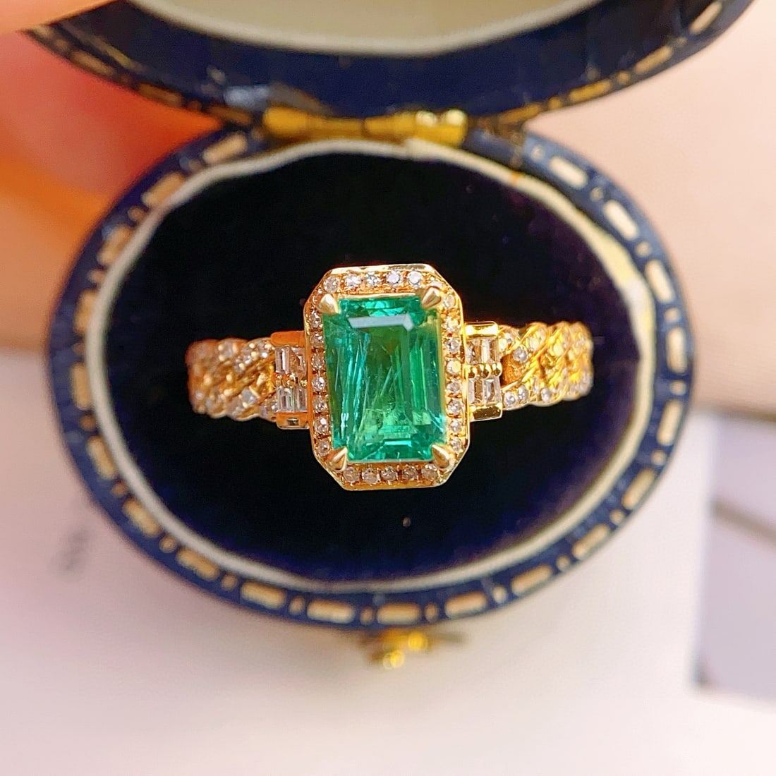 14k Gold 1.10 Ct Natural Emerald & Diamond Ring: Ref:231060443 // gold content:14k gold // ring size:7. 25us // // main gemstone:emerald // shape:octagonal // carat weight:1. 10ct // color:green // treatment:natural // // adjacent gemstone 2 :