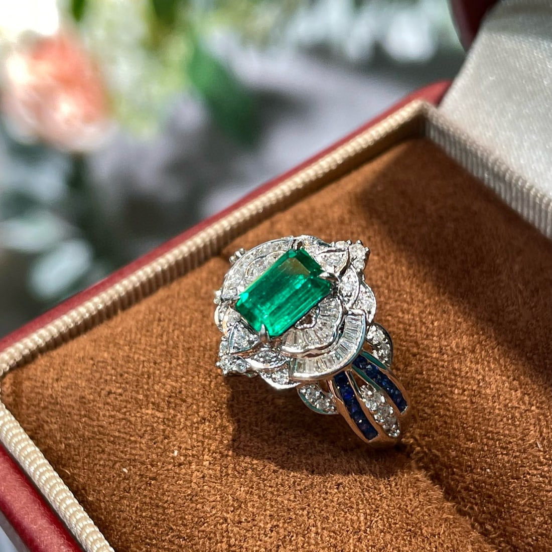 14k Gold 0.94 Ct Vivid Green Natural Emerald & Diamond & Sapphire Ring - 2