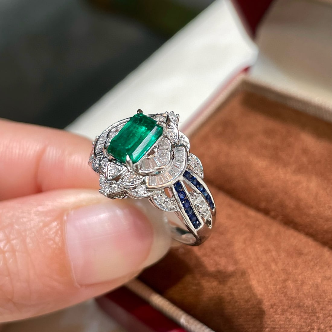 14k Gold 0.94 Ct Vivid Green Natural Emerald & Diamond & Sapphire Ring - 3