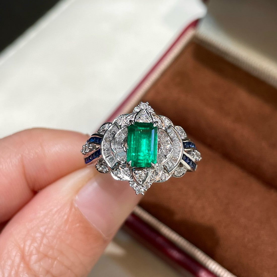 14k Gold 0.94 Ct Vivid Green Natural Emerald & Diamond & Sapphire Ring - 4