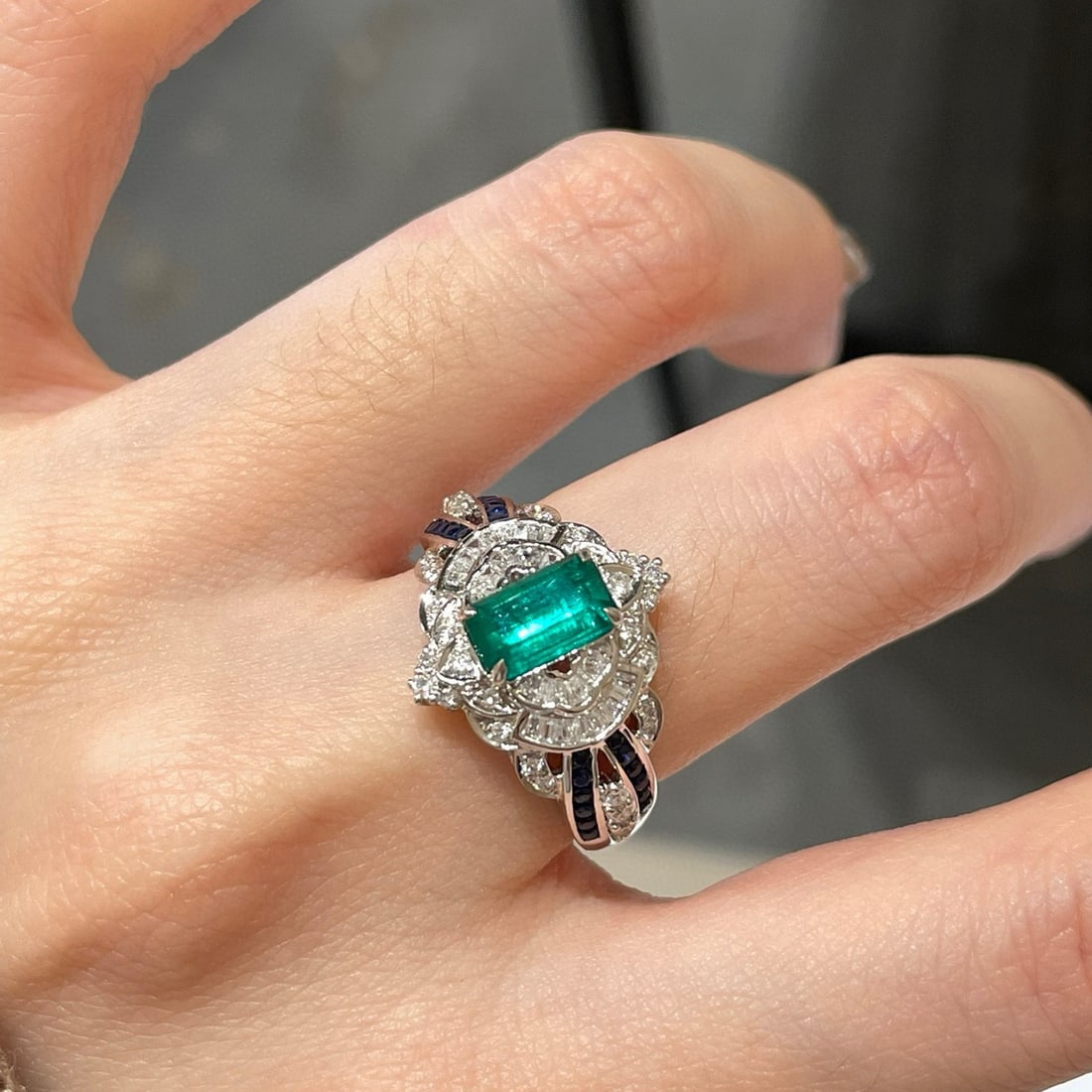 14k Gold 0.94 Ct Vivid Green Natural Emerald & Diamond & Sapphire Ring - 5