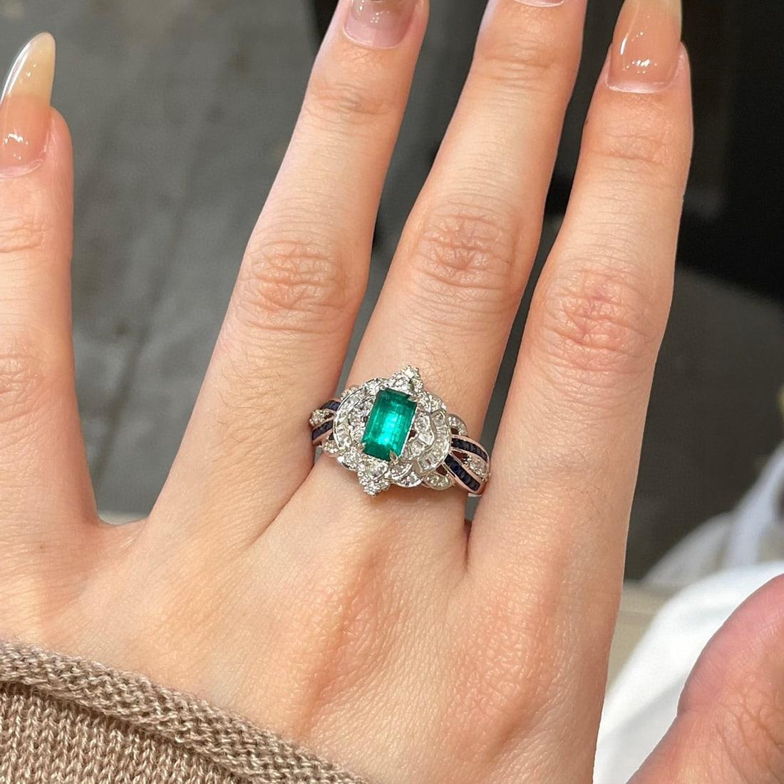 14k Gold 0.94 Ct Vivid Green Natural Emerald & Diamond & Sapphire Ring - 6