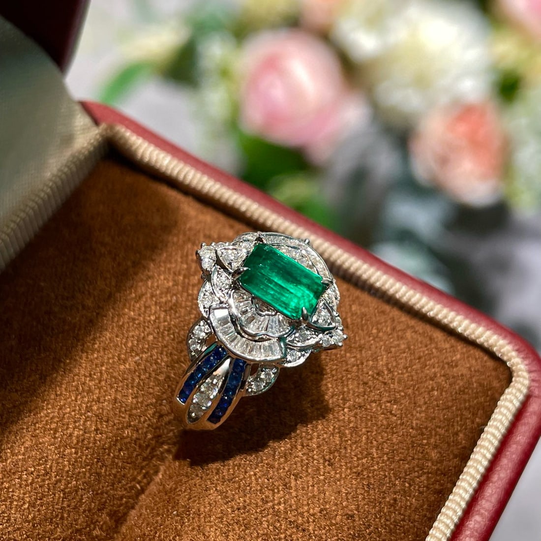 14k Gold 0.94 Ct Vivid Green Natural Emerald & Diamond & Sapphire Ring - 7