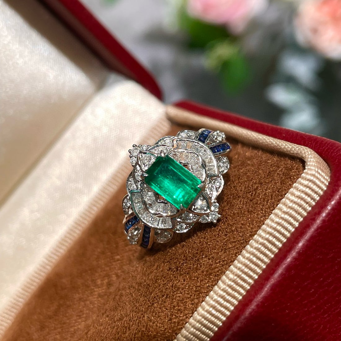 14k Gold 0.94 Ct Vivid Green Natural Emerald & Diamond & Sapphire Ring - 8