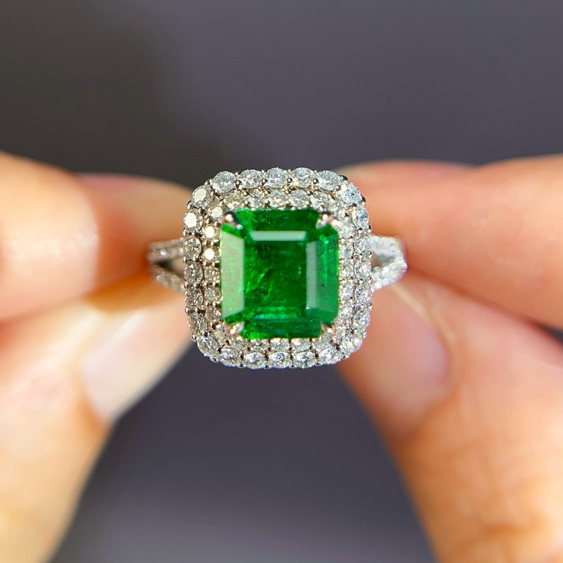 14k Gold 4.00 Ctw Vivid Green Natural Emerald & Diamond Ring: Ref:231060450 // gold content:14k gold // ring size:7. 25us // // main gemstone:emerald // shape:octagonal // carat weight:3. 15ct // color:vivid green // treatment:natural // // adjacent gemstone 2 :