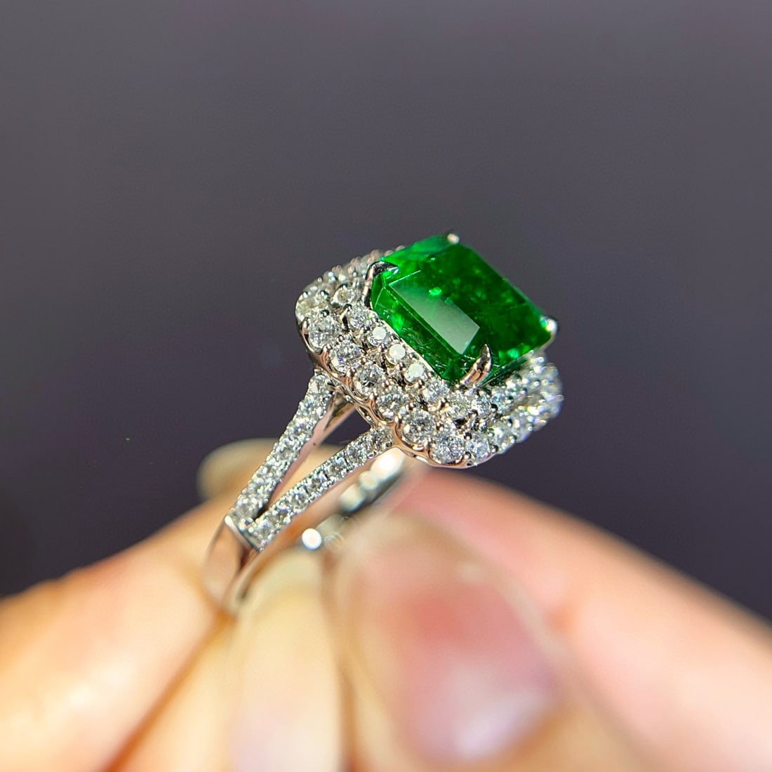 14k Gold 4.00 Ctw Vivid Green Natural Emerald & Diamond Ring - 2