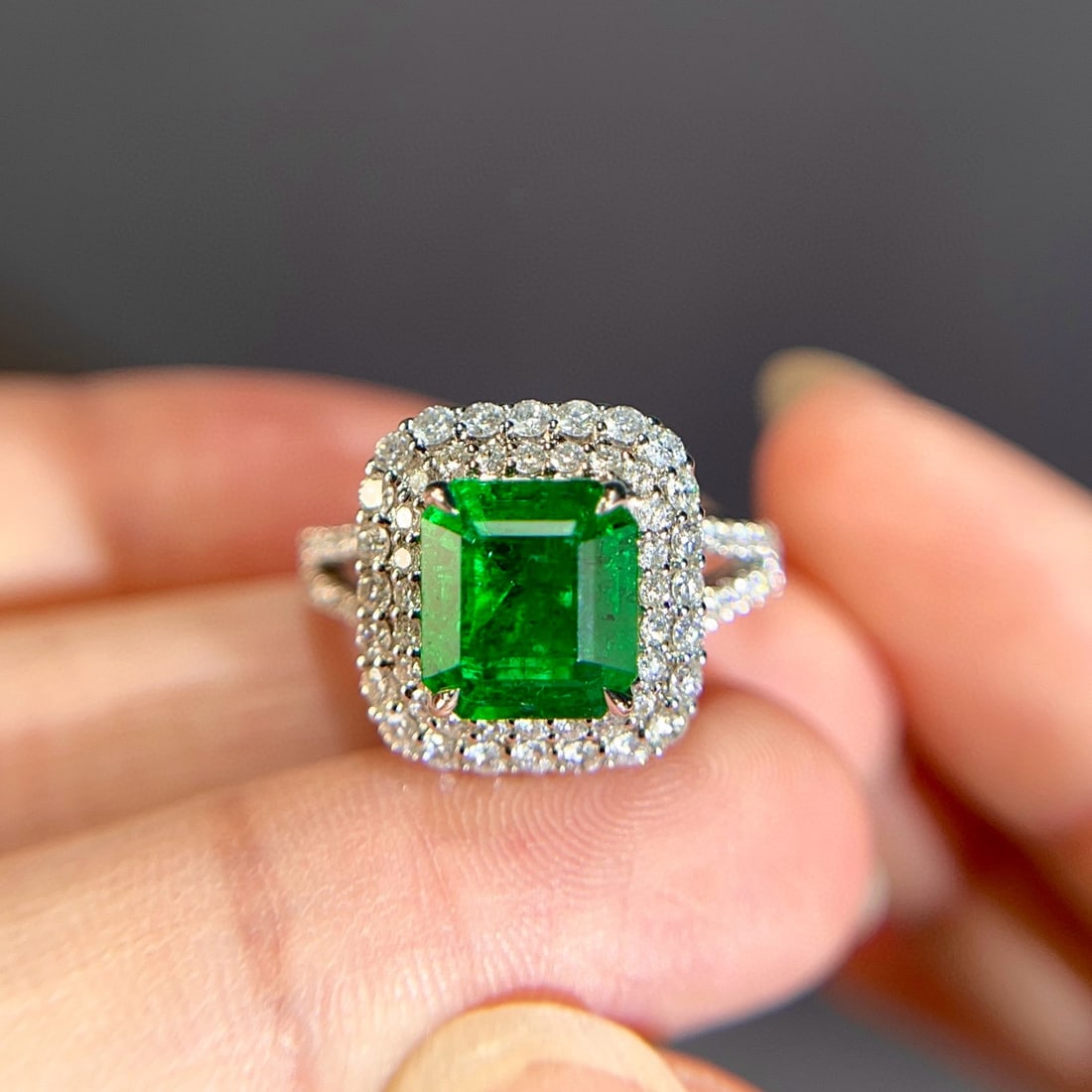 14k Gold 4.00 Ctw Vivid Green Natural Emerald & Diamond Ring - 3