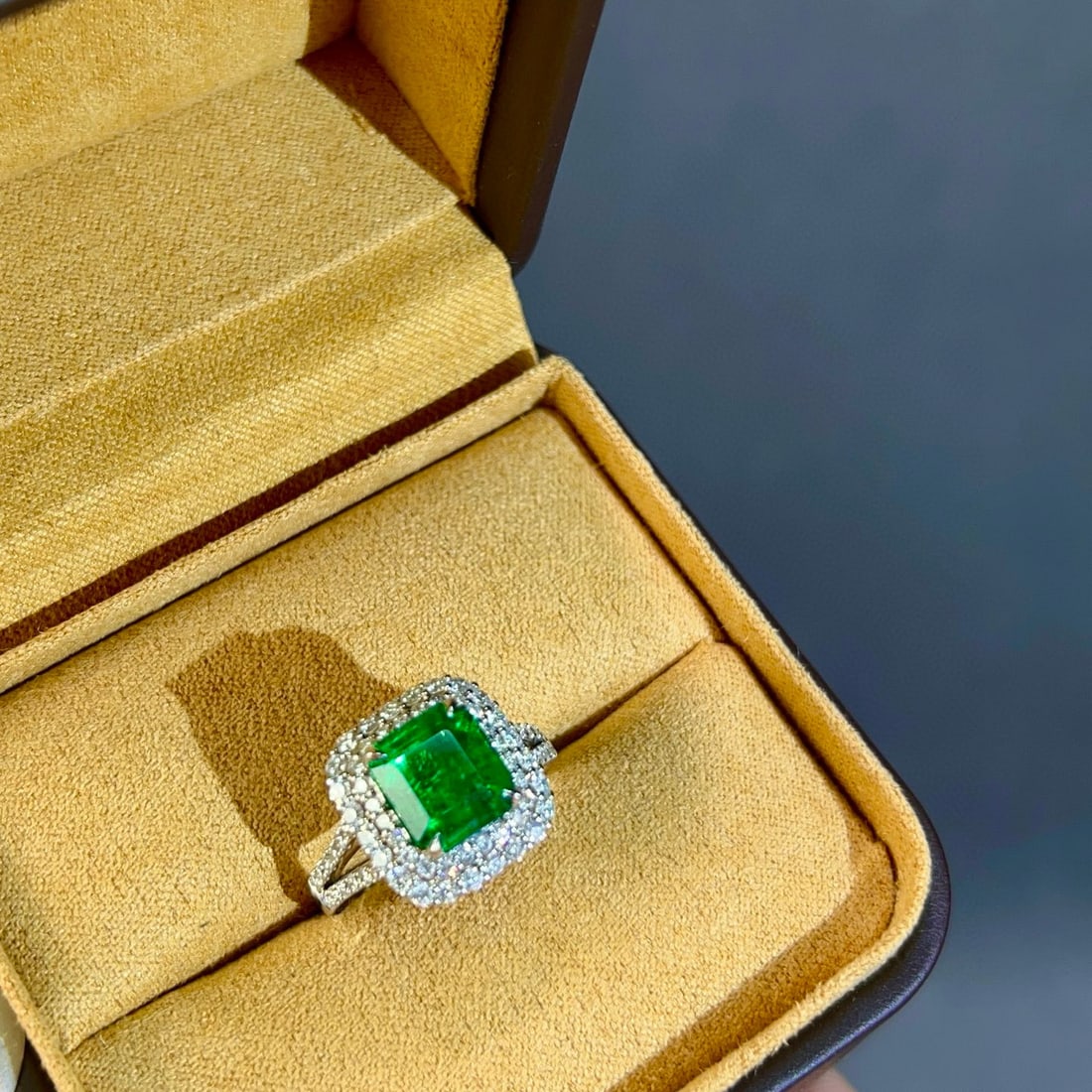 14k Gold 4.00 Ctw Vivid Green Natural Emerald & Diamond Ring - 4
