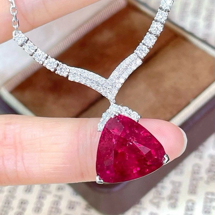 14k Gold 10.48 Ctw Natural Tourmaline & Diamond Necklace: Ref:231061013 // gold content:14k gold // main gemstone:tourmaline // shape:triangle // carat weight:9. 62ct // color:red // treatment:natural // // adjacent gemstone 2 : diamond // shape:round // car