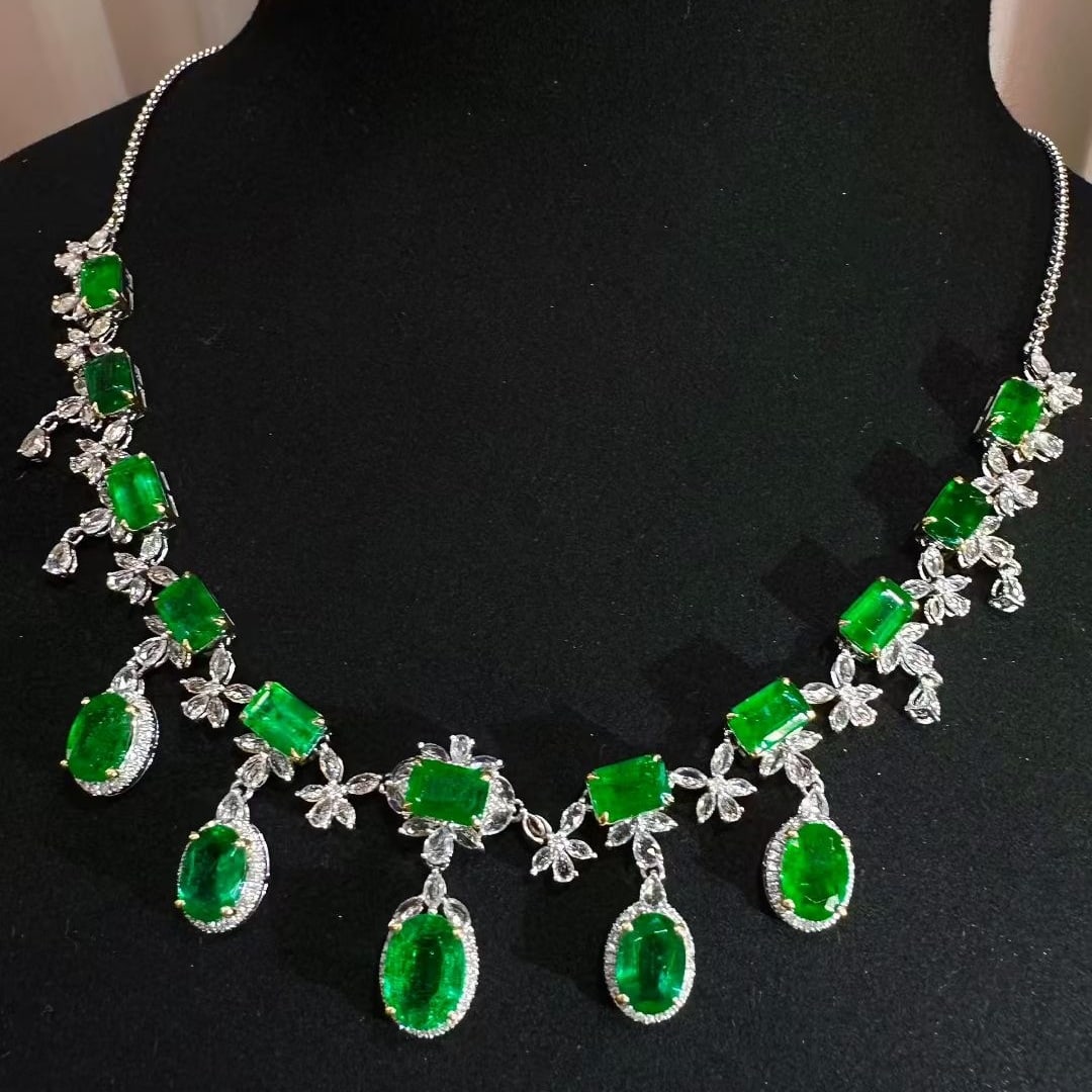 14k Gold 11.9 Ct Natural Emerald & Diamond & Sapphire Necklace - 2