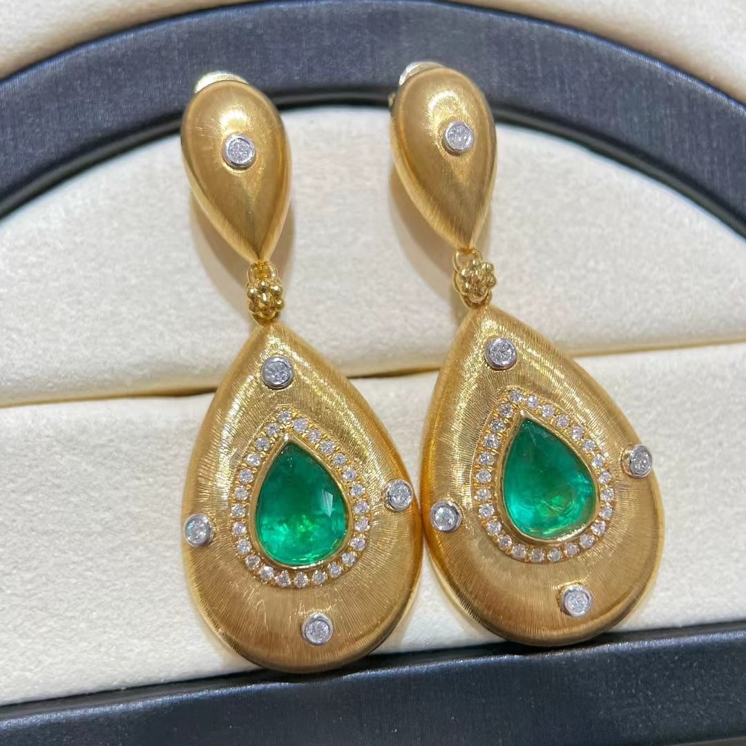 14k Gold 2.39 Ctw Natural Emerald & Diamond Earrings: Ref:231061067 // gold content:14k gold // main gemstone:emerald // shape:pear // carat weight:2. 02ct // color:green // treatment:natural // // adjacent gemstone 2 : diamond // shape:round // carat we