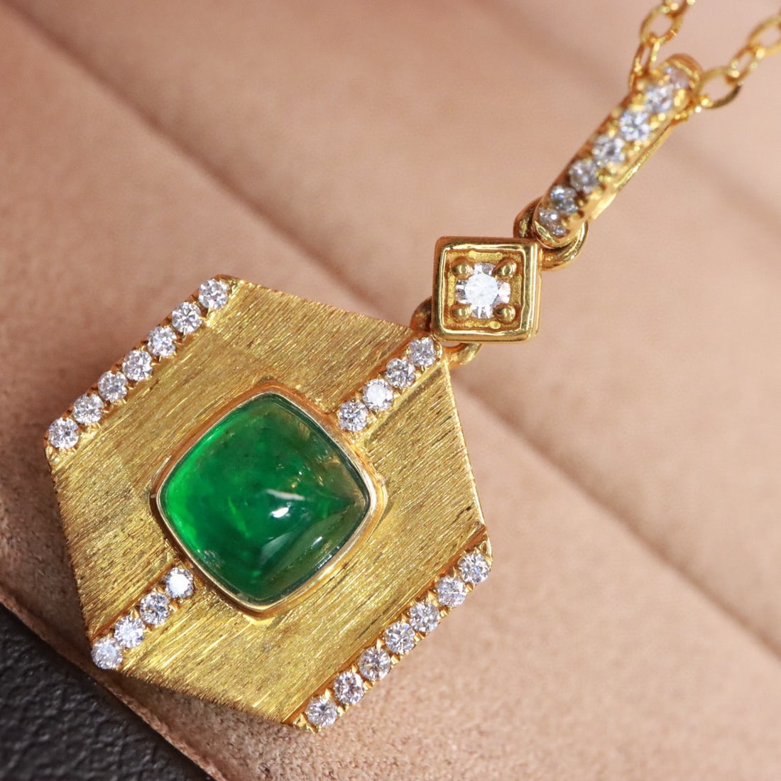 14k Gold 1.18 Ctw Natural Emerald & Diamond Pendant( Without Chain ): Ref:231061146 // gold content:14k gold // main gemstone:emerald // shape:sugar-loaf // carat weight:1ct // color:green // treatment:natural // // adjacent gemstone 2 : diamond // shape:round // carat 