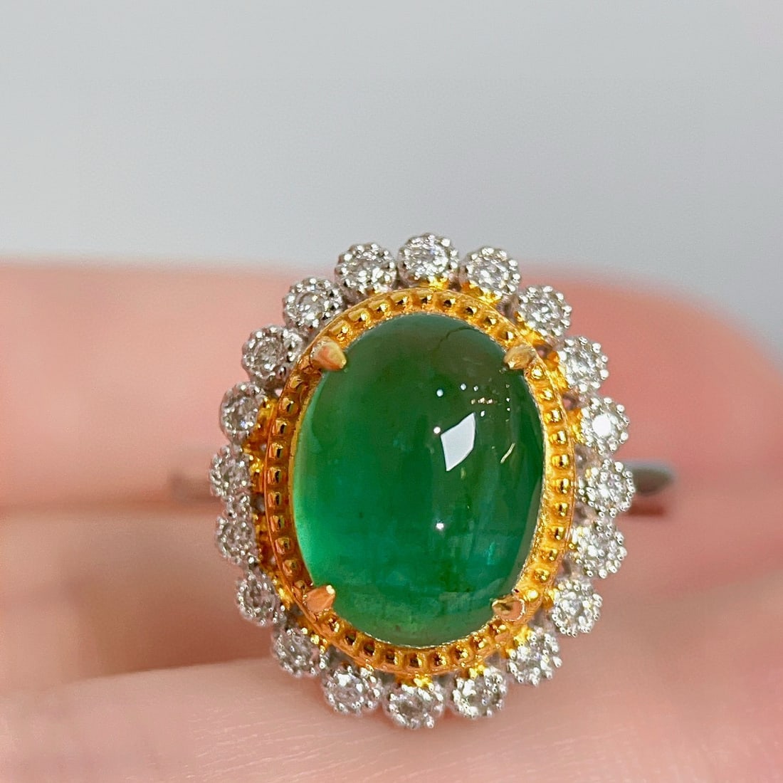 14k Gold 4.2 Ct Natural Emerald & Diamond Ring: Ref:231061149 // gold content:14k gold // ring size:7. 25us // // main gemstone:emerald // shape:oval // carat weight:4. 2ct // color:green // treatment:natural // // adjacent gemstone 2 : diamond //